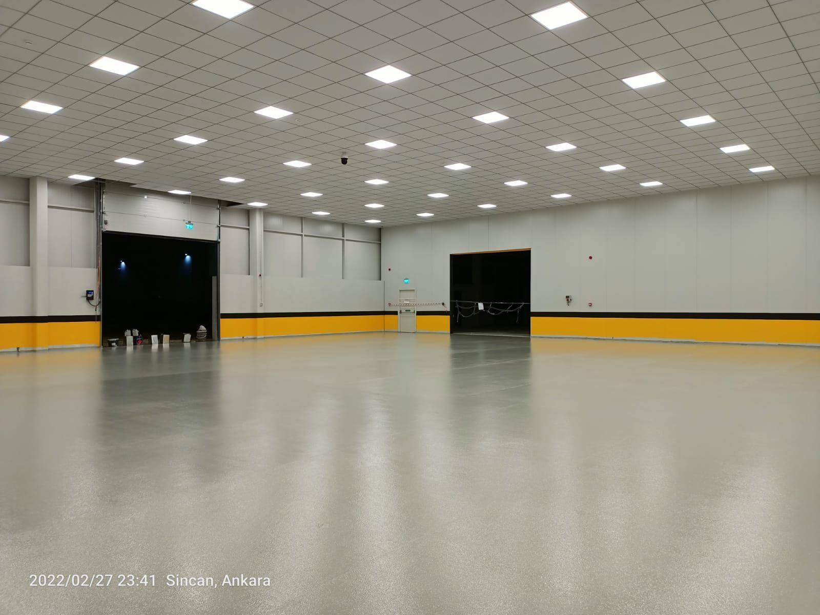 Fabrika alanında tamamlanmış epoksi zemin kaplaması